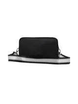 Bandolera rectangular negra con cierre superior y herrajes metálicos plateados. Incluye correa ajustable estampada en blanco y negro y aplicación de logo metálico frontal.