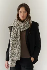 Blazer negro de poliéster, viscosa y spandex, con forro animal print, hombreras, botones frontales y en mangas.