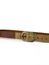 Cinto de cuero marrón con detalles texturizados dorados y hebilla metálica rectangular en tono oro viejo con el logo de la marca grabado.