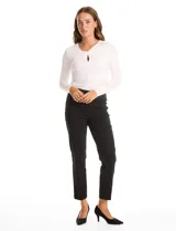 Pantalón slim fit de tiro alto con pretina ancha elastizada y detalle de hilera vertical de micro-tachas metálicas en los laterales. Diseño al tobillo con ruedo recto.
