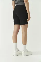 Short biker negro de calza ajustada.