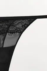 Tanga negra de tiro medio con cintura elástica y detalle de encaje floral en la parte delantera.