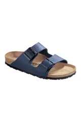 Sandalias Birkenstock Arizona, color azul, con dos correas ajustables con hebillas metálicas. Plantilla contorneada de corcho y látex, forro de gamuza y suela de EVA.