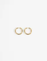 Par de aros tipo argolla de acero quirúrgico color dorado.