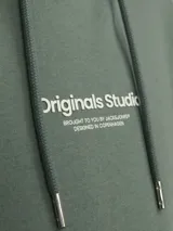 Canguro verde oliva de manga larga con capucha, corte relajado y bolsillo tipo canguro. Estampado con el texto "Originals Studio" en el pecho.