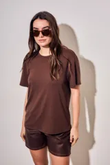 Remerón oversize marrón de viscosa con detalles de brillos sutiles, cuello redondo y mangas cortas.