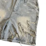 Short de jean estilo bermuda con diseño de llamas desflecadas en el frente. Presenta un lavado claro, corte recto y tiro bajo.