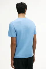 Remera de punto de algodón liviano, color celeste, con cuello redondo ribeteado y bajo recto. Corte estándar.