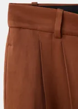 Pantalón de tiro bajo con diseño recto y pinzas, confeccionado en mezcla de lino y viscosa. Cuenta con bolsillos laterales y cierre oculto.