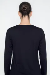 Remera de manga larga color negro con estampa frontal de un perro en color beige. Presenta un calce relajado y cuello redondo.