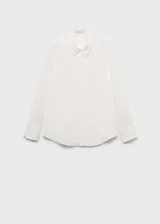 Camisa de corte recto y tejido fluido, con cuello camisero, cierre frontal de botones y mangas largas con puños abotonados.