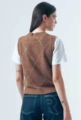 Chaleco de punto gris con diseño de rombos bordados en negro y cuello redondo. Presenta un corte clásico y tejido de textura suave.