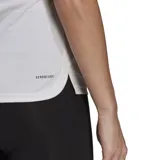 Musculosa deportiva blanca con espalda estilo nadador y logo pequeño de Adidas en el pecho.