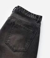 Pantalón de jean modelo super baggy, con corte ancho y recto, cintura alta con trabillas y terminación deshilachada en el ruedo. Presenta un lavado con efecto desgastado y bolsillos funcionales.