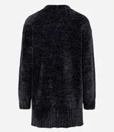 Cardigan abierto de punto chenille con textura aterciopelada, diseño alargado y bolsillos frontales. Presenta terminaciones acanaladas en puños y ruedo, con aberturas laterales para mayor comodidad.