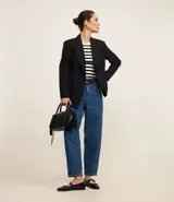 Suéter de punto con cuello redondo y rayas horizontales rojas y blancas.