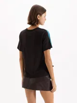Remera de manga corta con cuello redondo, en tonos celeste y negro, con estampado frontal simulando un corset de encaje y collares de cadenas.