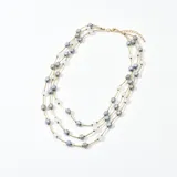 Collar de tres hilos con cuentas de perlas grises, blancas y celestes, con detalles dorados.