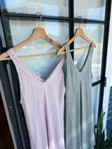 Vestido largo color rosa pálido de lino con breteles finos y escote en V. Tiene corte recto y ruedo con terminación desflecada.