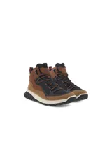 Bota de trekking Ecco ULT-TRN color marrón y negro, con cordones bicolores naranja y negro. Fabricada en cuero nobuk aceitado y piel nobuk con tecnología DriTan™ para ahorrar agua. Cuenta con membrana impermeable sin PFC, entresuela PHORENE™ y suela exterior de caucho Michelin.