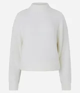 Suéter de punto texturizado con cuello alto, diseño oversized y mangas largas. Presenta una caída amplia y una superficie encorpada, ideal para un estilo moderno y acogedor.