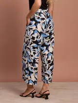 Pantalón fluido de corte recto y largo midi, con estampado abstracto en tonos azul, negro y crema. Presenta cintura elastizada en la parte posterior y bolsillos laterales delanteros.
