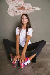 Calza negra de lycra gruesa, tiro alto y corte semi-oxford con abertura en el tobillo.