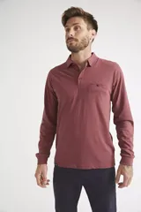 Remera polo de manga larga para hombre, confeccionada en algodón. Presenta un diseño de ajuste regular, con cuello clásico, cierre frontal con botones, bolsillo delantero con botón y logo bordado.