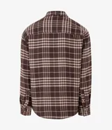 Camisa tipo overshirt de corte oversized, confeccionada en tejido de poliéster con textura. Presenta un estampado de cuadros en tonos marrones y beige, cuello clásico, cierre frontal con botones y bolsillo aplicado en el pecho.