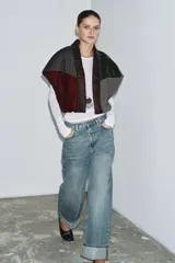 Chaqueta acolchada de diseño patchwork confeccionada en una combinación de tejidos que incluyen terciopelo, lana y satén a rayas. Presenta un corte holgado tipo kimono con forro interior estampado a contraste.