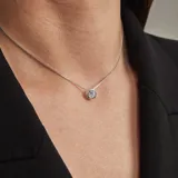Conjunto de dos collares con dije punto de luz en plata 925 y circonia, con cadena de eslabones finos.
