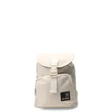 Mochila urbana de diseño compacto en color beige, con solapa frontal y cierre de hebilla. Cuenta con un bolsillo externo con cierre y parche con logo de la marca N+Club.