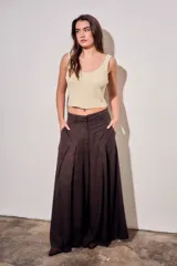 Pantalón wide leg marrón de tiro alto, confeccionado en mezcla de viscosa y lino, con pinzas delanteras y bolsillos laterales.