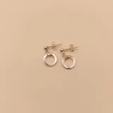 Par de caravanas de plata 925 con cierre de tuerca, formadas por una esfera pequeña y un aro colgante.