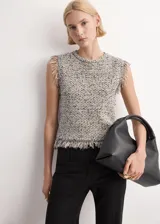 Top de tweed sin mangas con cuello redondo y terminaciones deshilachadas.