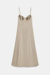 Vestido midi de corte evasé con escote recto y copas con aros, confeccionado en tejido satinado con tirantes finos ajustables.