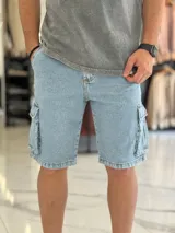 Bermuda de jean estilo cargo con bolsillos laterales con solapa y corte oversize.