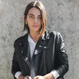 Campera motoquera de cuero ovino natural color negro, con forro interno y cierre asimétrico.