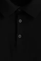 Remera polo de manga larga confeccionada en tejido de punto de lana merino, con cuello clásico, tapeta de botones frontal y terminaciones acanaladas en puños y bajo.