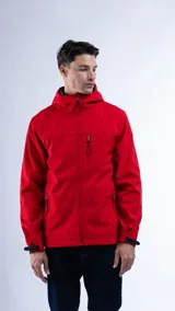 Campera negra con capucha y cierre frontal, de corte clásico y bolsillos laterales con cierre.