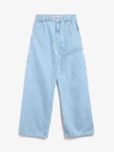 Pantalón de jean celeste, de corte ancho y tiro alto, con bolsillos delanteros y traseros.