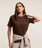 Remera básica de algodón color negro, con cuello redondo y mangas cortas.