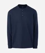Suéter masculino de tejido texturizado color azul marino, con cuello henley abotonado y mangas largas. Cuenta con un interior forrado en sherpa para mayor abrigo.
