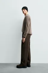 Jersey de punto canalé con cuello redondo y manga larga, confeccionado en hilatura de cashmere. Presenta un corte regular fit con acabados en rib en puños y bajo.
