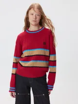 Sweater de punto cable con diseño a rayas horizontales en tonos marrón, amarillo y lila. Presenta cuello redondo acanalado, mangas largas con puños a juego y logo bordado en el pecho.