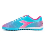 Championes de fútbol Diadora modelo Skipper TF, color aguamarina con detalles en fucsia y blanco. Diseñados con suela multitaco para césped sintético.