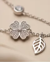 Pulsera de plata con cadena de eslabones, dije central de trébol de cuatro hojas con circonias pavé y dijes colgantes en forma de hoja.