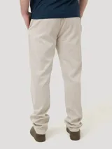 Pantalon de gabardina color beige, con corte recto, cierre frontal con cremallera y boton, y bolsillos laterales. Cuenta con tecnologia de fibras elasticas para mayor comodidad.