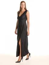 Vestido largo negro de seda fría, marca Julia Jordan. Presenta escote en V en el frente y la espalda, frunces bajo el busto y una banda ancha en la cintura con lazos largos para anudar en la espalda. La falda tiene una caída fluida con un tajo lateral pronunciado.