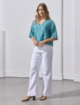 Blusa blanca de lyocell con escote en V y mangas cortas.